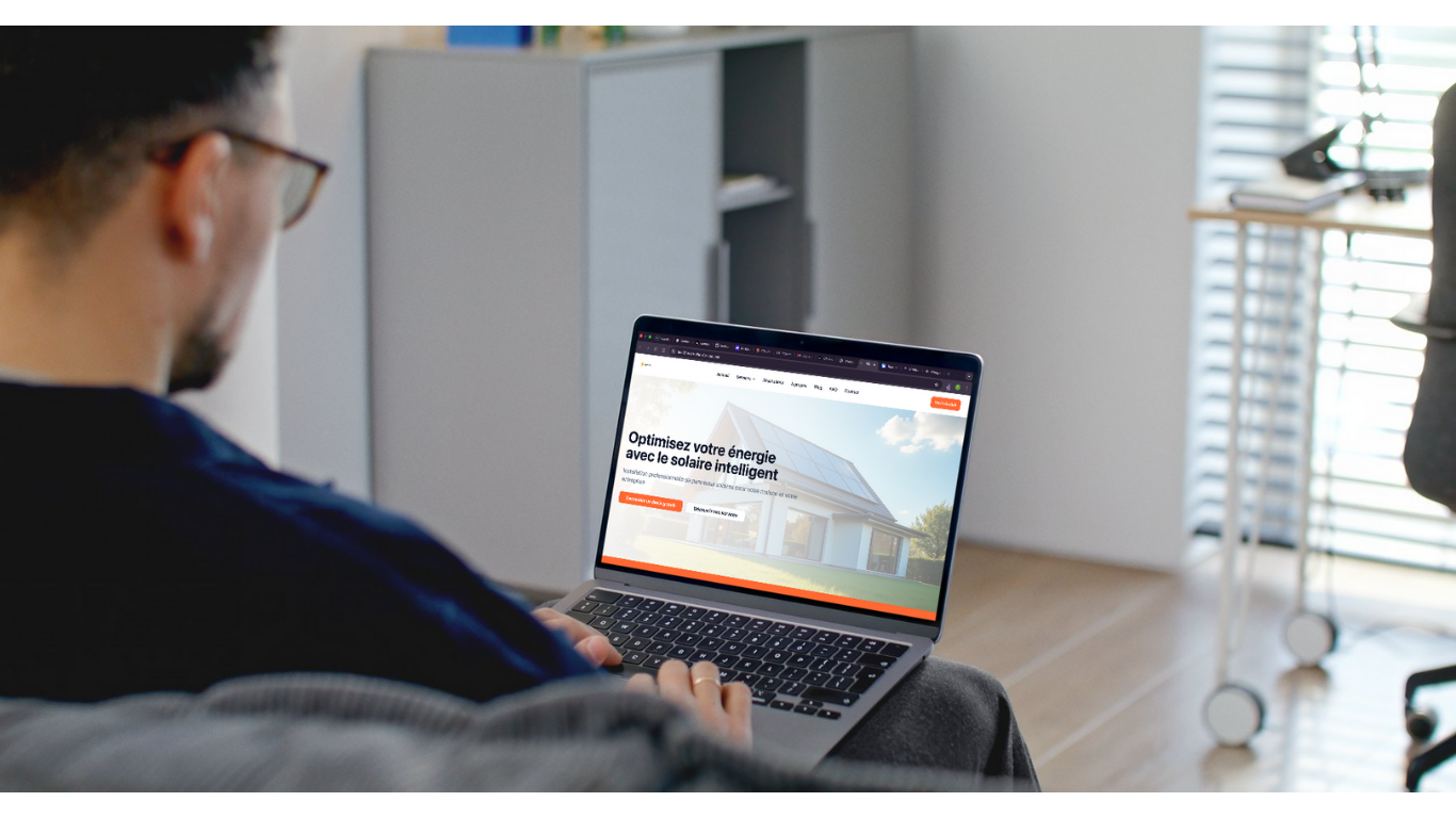 Homme utilisant un laptop avec un site web moderne